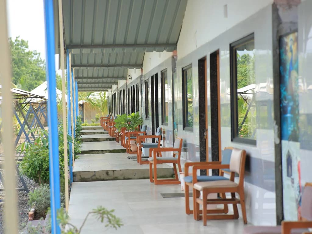 Cresta Villa cottage walkway with seating